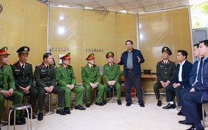 Thủ tướng thăm lực lượng công an và y tế xã Yên Khương, Thanh Hoá