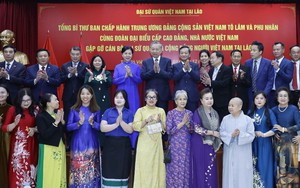 Tổng Bí thư Tô Lâm gặp gỡ cán bộ Đại sứ quán và cộng đồng người Việt Nam tại Lào