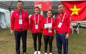 Trưởng đoàn Nguyễn Hồng Minh thưởng 'nóng' cho VĐV Việt Nam đầu tiên giành HCV SEA Games 33
