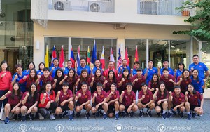 Lãnh đạo Đoàn Thể thao Việt Nam động viên đội tuyển nữ Việt Nam trước trận đấu quyết định gặp Myanmar