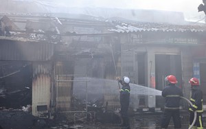 Nhanh chóng dập tắt đám cháy trên phố Lò Đúc, Hà Nội