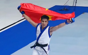 Thua tức tưởi, võ sĩ Việt Nam vẫn được khen ngợi khi cầm cờ Việt Nam chạy khắp sàn đấu