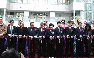 Hình ảnh Chủ tịch Hồ Chí Minh qua điêu khắc ánh sáng tại thủ đô Seoul