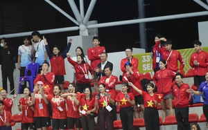 Các ngôi sao bóng chuyền nữ Việt Nam 'xin vía' HCV của đội bơi tại SEA Games 2025