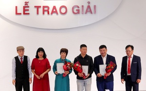 Đặt nguồn cội vào một cuộc trò chuyện lớn với thơ ca