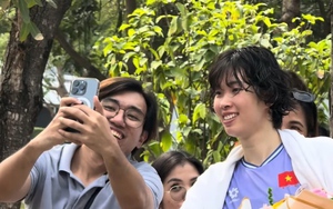 Trần Thị Thanh Thúy tạo sức hút lớn, được hàng loạt CĐV Thái Lan xin chụp ảnh cùng 