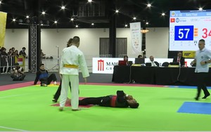 Võ sĩ Việt Nam gần thắng võ sĩ Thái Lan thì bị trọng tài bất ngờ xử thua, đối thủ nằm sàn lại vào chung kết