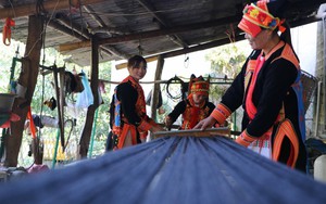 Độc đáo kỹ nghệ kéo sợi của phụ nữ Dao ở Lai Châu