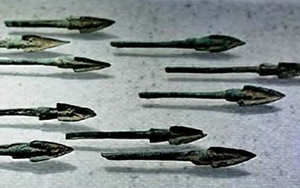 Văn hóa Đông Sơn - Chiến tranh và Hòa bình (kỳ 42 & hết): Câu chuyện về mũi tên đồng ba cạnh và tấm khiên giao long