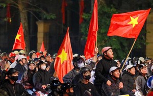 Người dân Hà Nội đổ ra đường ăn mừng U22 Việt Nam giành HCV SEA Games 2025