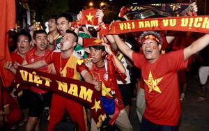 TP. Hồ Chí Minh: Người hâm mộ vỡ oà cảm xúc khi U22 Việt Nam giành Huy chương vàng SEA Games 33