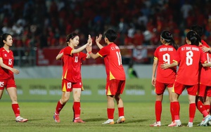 Các tuyển thủ bóng đá nữ Việt Nam có hành động đẹp sau thất bại nghiệt ngã ở chung kết SEA Games 2025