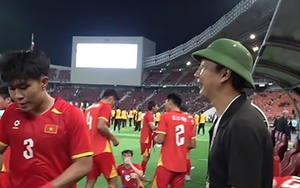 HLV Kim Sang Sik đội mũ cối, Đình Bắc có hành động dễ thương khi U22 Việt Nam ăn mừng HCV SEA Games