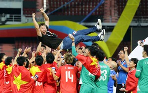 HLV Kim Sang Sik nói gì trong giờ nghỉ để giúp U22 Việt Nam ngược dòng ngoạn mục?