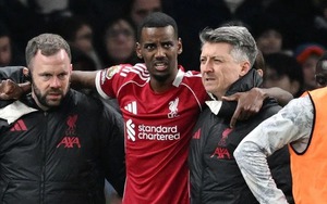 Isak ghi bàn rồi chấn thương, Liverpool thắng nhọc nhằn ở Ngoại hạng Anh