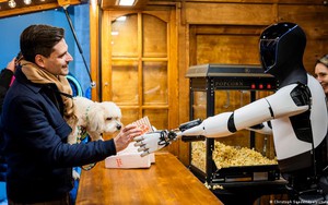 Tesla trình diễn robot hình người tại Đức