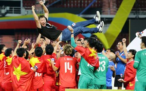 Tin nóng bóng đá Việt hôm nay 23/12: Đề xuất tặng bằng khen cho HLV Kim Sang Sik; CLB Ninh Bình công bố hợp đồng với Hoàng Thái Bình