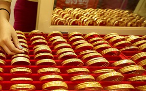 Giá vàng giao ngay lần đầu tiên phá mốc 4.400 USD/ounce