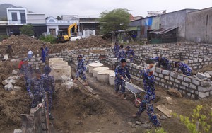 Người thợ xây mặc áo lính biển