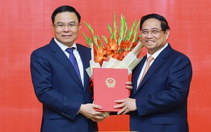 Thủ tướng trao Quyết định Quyền Bộ trưởng Bộ Công thương