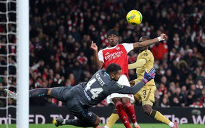 Thủ môn sắm vai người hùng, Arsenal thắng 8-7 ở loạt luân lưu kịch tính