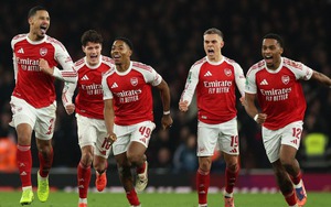 Arsenal đang chơi thứ bóng đá 'đi trên dây'