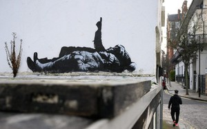 Bức tranh tường kỳ lạ của Banksy "sưởi ấm" mùa Giáng sinh
