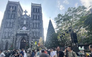 Giáng sinh Hà Nội rộn ràng trong ánh sáng và sự ấm áp