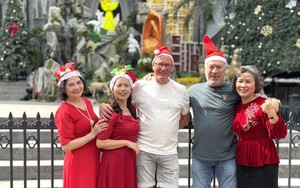 Du khách nước ngoài vui mừng đón lễ Giáng sinh tại Hà Nội