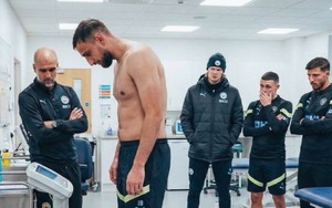 Hình ảnh Pep Guardiola đích thân giám sát cân nặng của cầu thủ Man City gây sốt