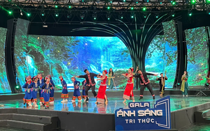 Gala “Ánh sáng tri thức 2025” với chủ đề “Tự hào hai tiếng Việt Nam”