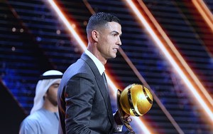 Nhận giải thưởng cao quý, Ronaldo hé lộ khả năng trở lại đấu trường châu Âu