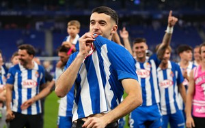 Espanyol - Barcelona: Joan Garcia, từ nụ hôn trên áo đấu tới kẻ phản bội 