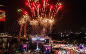 Đón Countdown kiểu “đa trải nghiệm”: Giới trẻ xếp hàng dài tại Công viên Bờ sông Sài Gòn