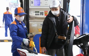 Giá xăng dầu tiếp tục giảm từ 15h hôm nay (31/12)