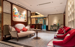 Một khách sạn giống như Bảo tàng tranh dân gian sống động giữa lòng Phố Cổ