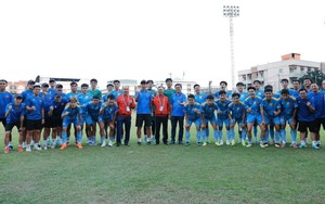 Trưởng đoàn Thể thao Việt Nam động viên thầy, trò HLV Kim Sang Sik