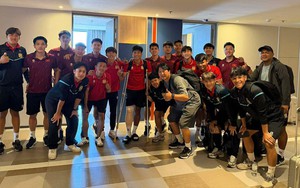 U22 Việt Nam có nghĩa cử đẹp với cầu thủ Lào bị gãy chân ở SEA Games 2025