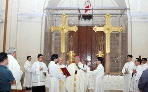 Hoàn thành hạng mục làm mới hai cây Thánh giá của Nhà thờ Đức Bà Sài Gòn