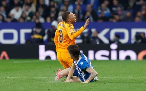 Thua sốc đội đang đua trụ hạng, Real Madrid có nguy cơ mất ngôi đầu La Liga