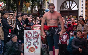 Đô vật được ví như Thần sấm với thể hình tuyệt đẹp, nhấc bổng cả đô vật 130kg của Việt Nam tại giải hội làng