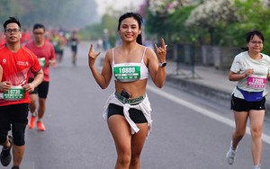 Nữ đô cử vòng ba 97 cm 'làm nóng' đường chạy marathon Hà Nội