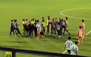 Đánh đối thủ sau trận rồi quay lại hành hung người khác, cầu thủ 19 tuổi bị bắt giữ và đối mặt án phạt