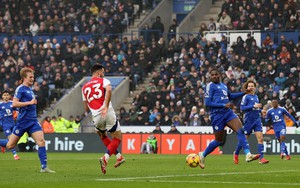 Trung phong bất đắc dĩ giúp Arsenal đánh bại Leicester, thu hẹp khoảng cách với Liverpool