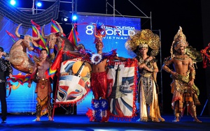 Hưng Nguyễn trình diễn trang phục dân tộc nặng 50 kg