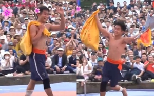 Đô vật Việt Nam gây sốt khi mang bao tải ra nhận tiền thưởng, chạy quanh sàn đấu để cám ơn khán giả 