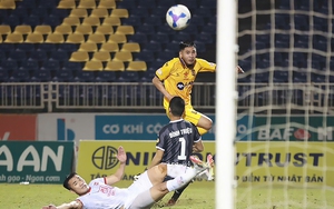 HLV Kim Sang Sik 'chấm' sao trẻ SLNA?