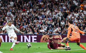 Mbappe biến trung vệ 100 triệu euro của Man City thành gã học việc