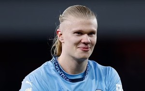 Nụ cười 'tinh quái' của Haaland sau khi bị CĐV Arsenal yêu cầu 'hãy khiêm tốn'