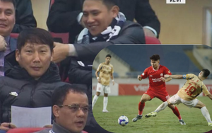 HLV Kim Sang-sik mỉm cười trên khán đài, chấm hậu vệ phải số 1 cho đội tuyển Việt Nam